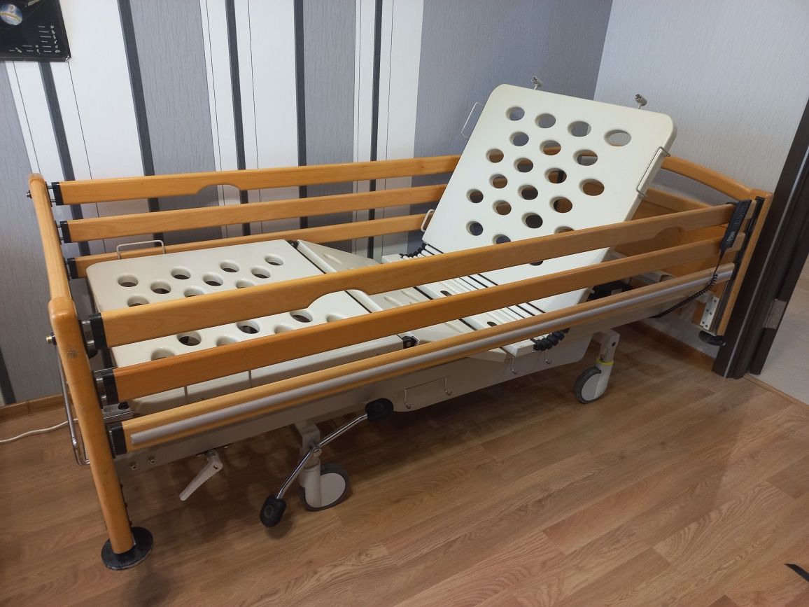 Кровать медицинская с электроприводом, ліжко медичне електричне Швеція