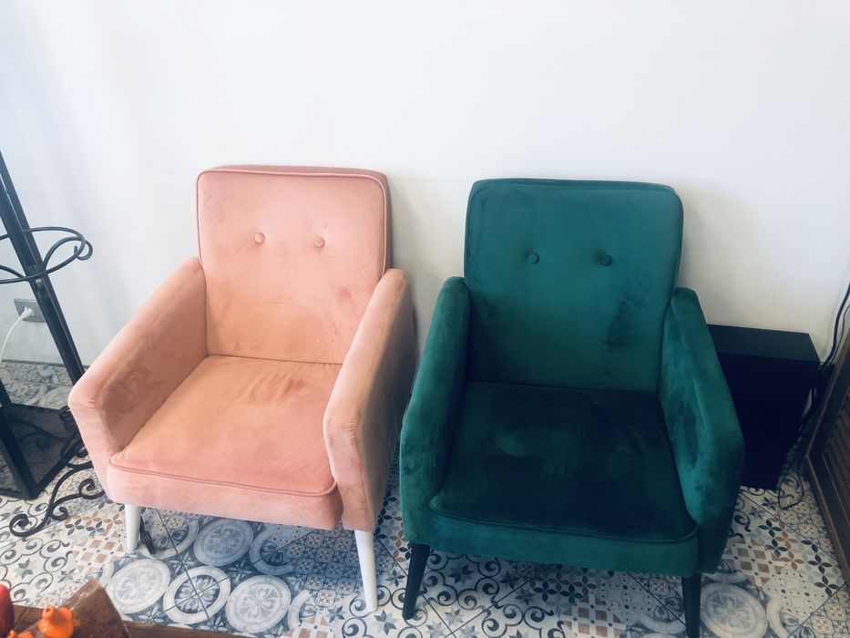 2 welurowe fotele w stylu retro – różowy i butelkowa zieleń
