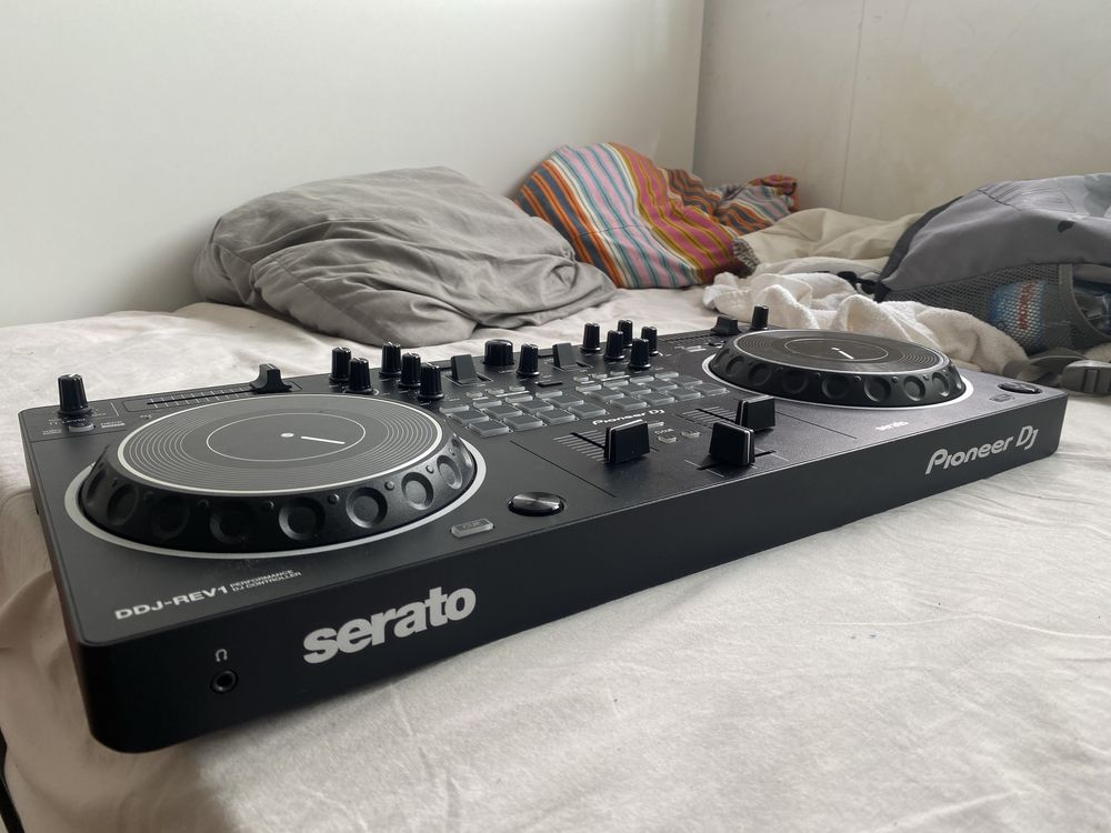 Controladora Pioneer DDJ-REV1