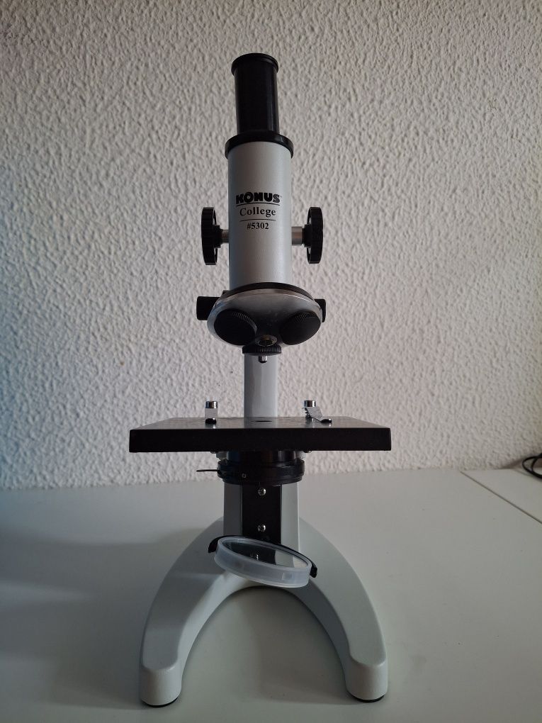 Microscópio Konus