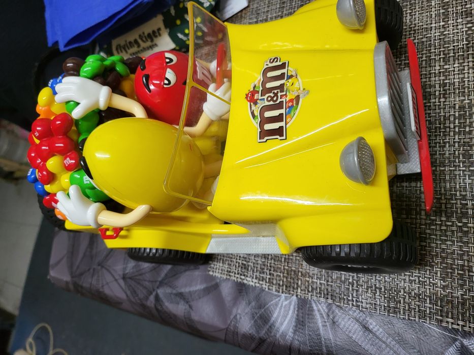 Raro dispensador de M&M's