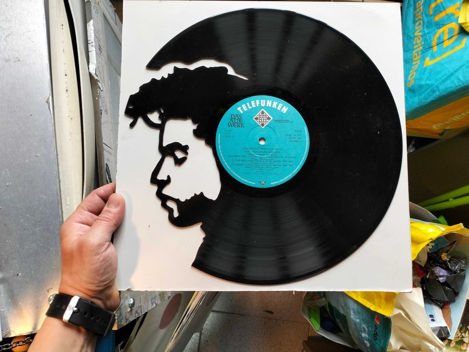 Silhueta decorativa Prince feita de um disco de vinil LP