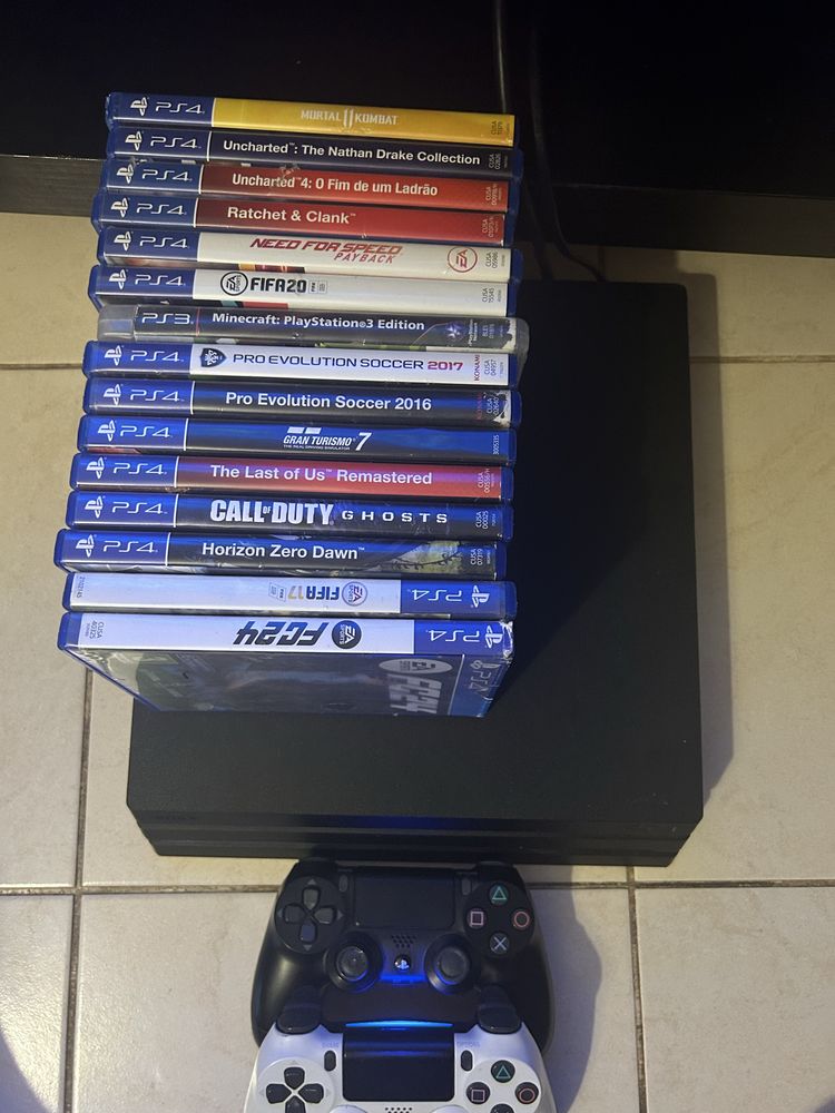 Play Station com dois comandos