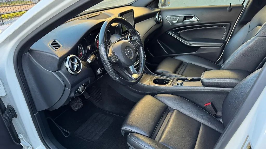 Mercedes-Benz GLA GLA 250 4Matic AMG Line Panoram Skóry Automat