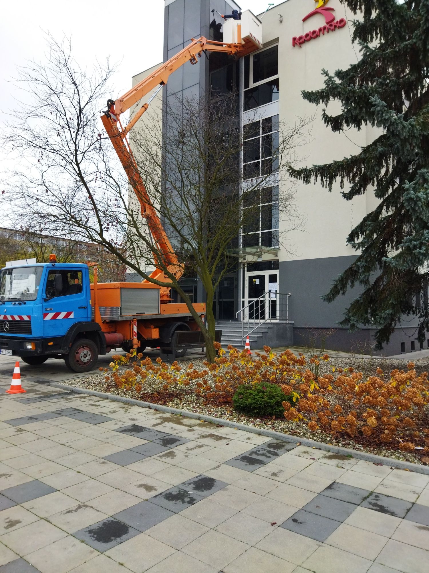 Usługi Podnośnik koszowy zwyżka 17m,wycinka drzew, odśnieżanie, mycie