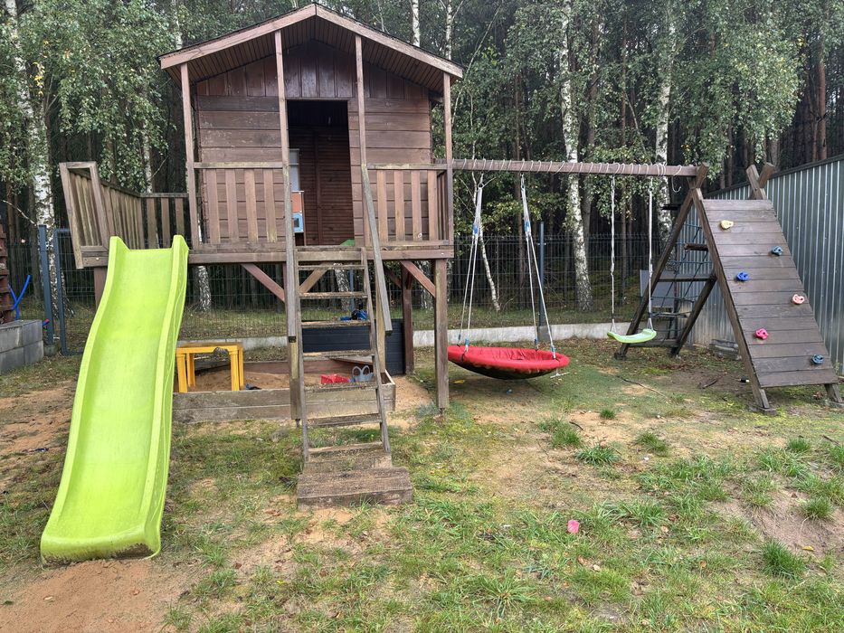 plac zabaw dla dzieci , domek drewniany , hustawka