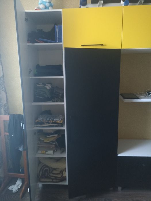 Стінка в зал чорно жовта