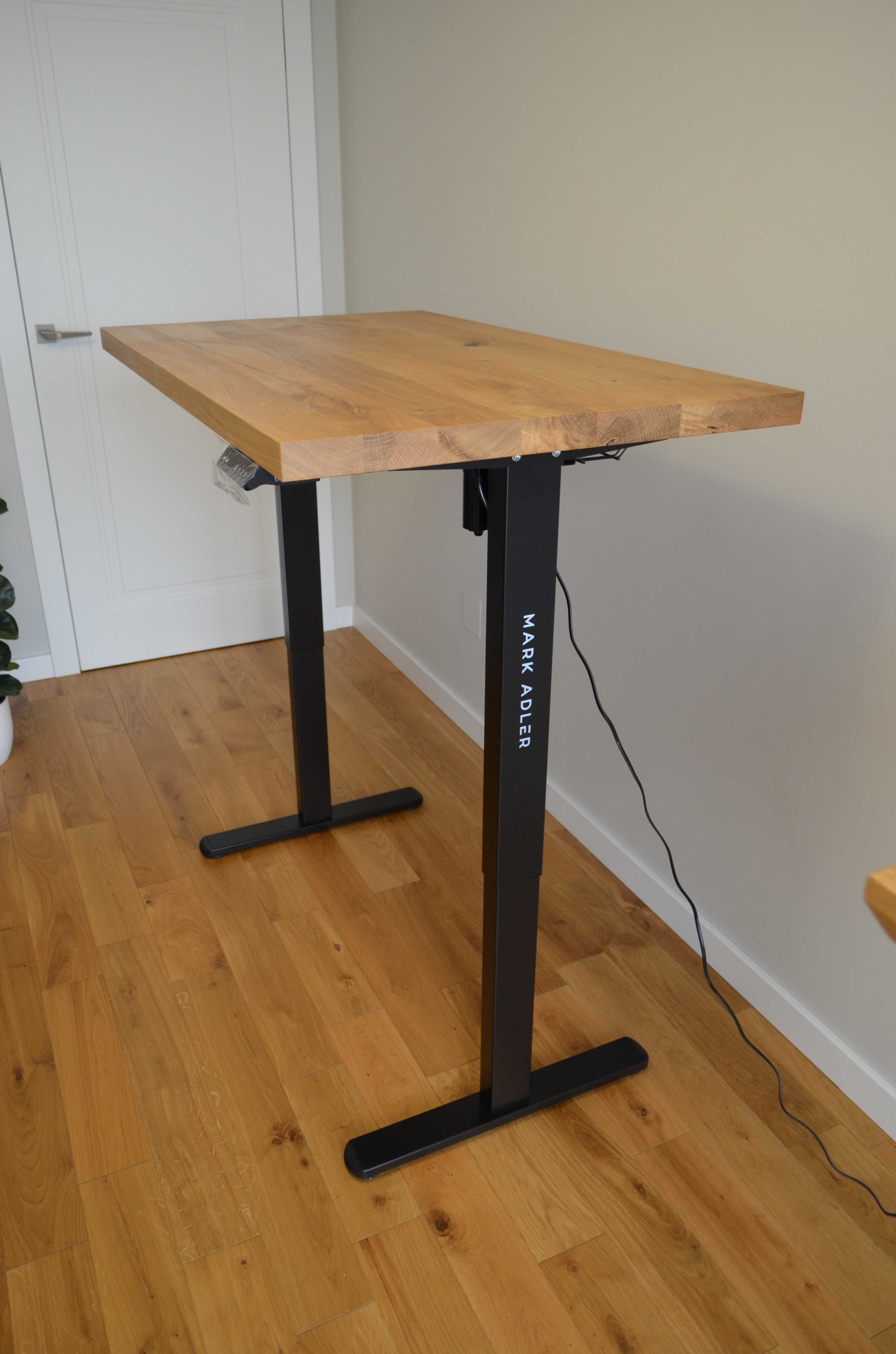 Nowe biurko na elektrycznie regulowanym stelażu z blatem z litego dębu