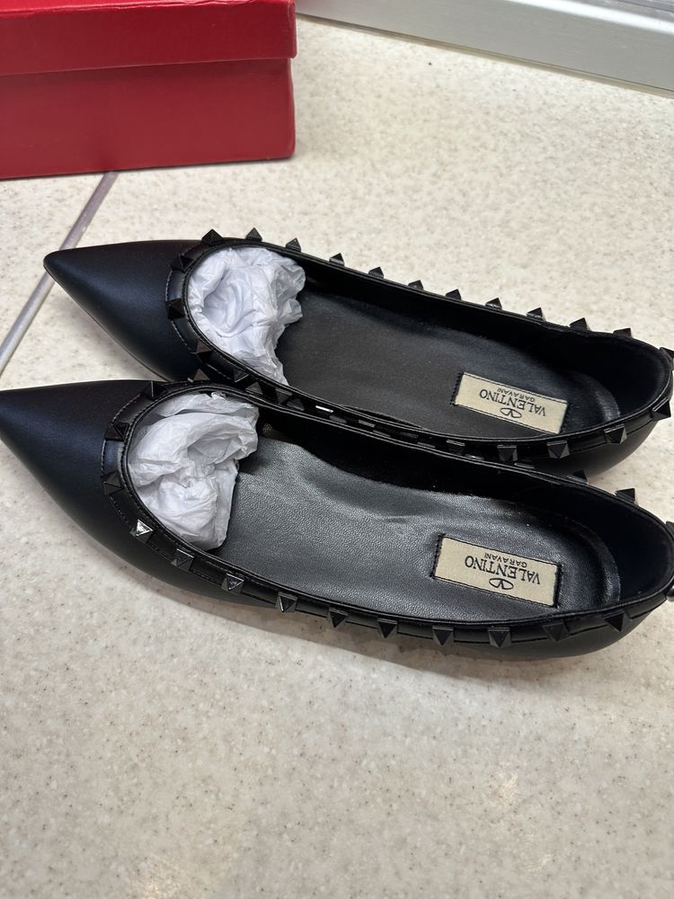 Продам туфли с шипами «Valentino»