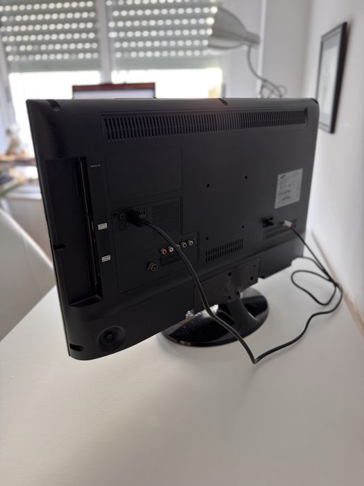 Conjunto de Secretária + Cadeira de Escritório + Ecrã