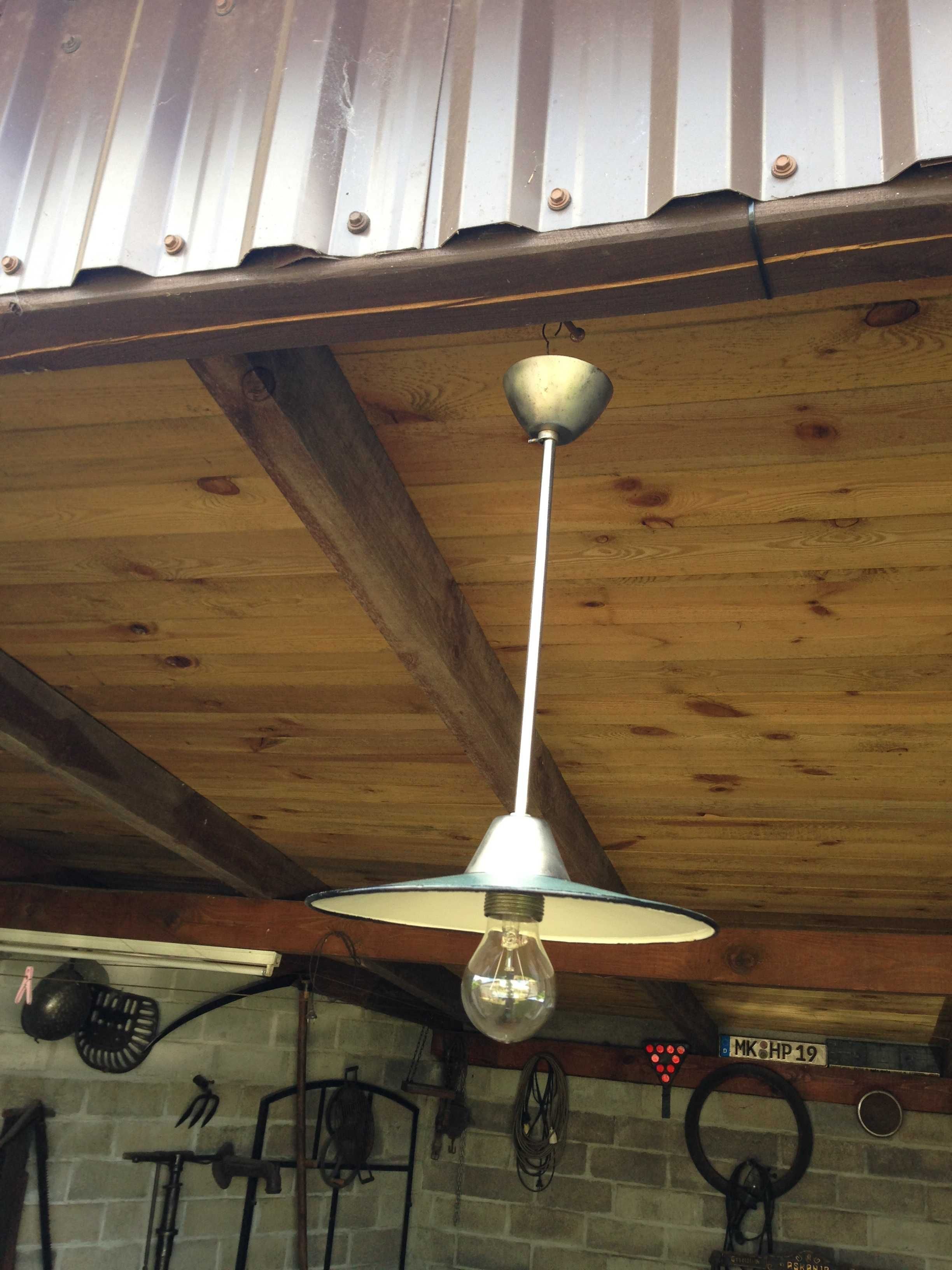 Stara lampa sufitowa z blaszanym emaliowanym kloszem.