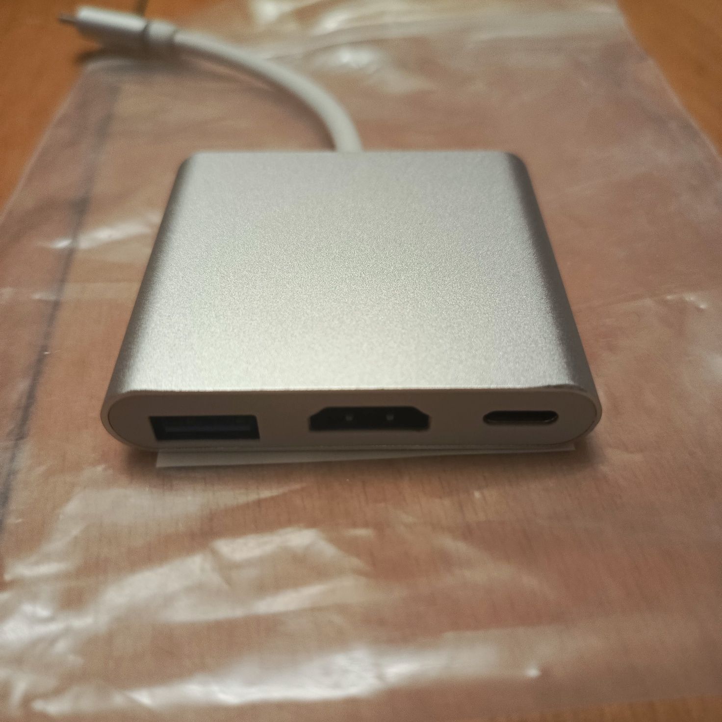 Przejściówka adapter hub 3w1 urządzenie z wyjściem USB-C.