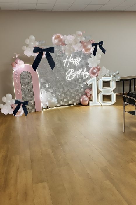 Ścianka cekinowa z balonową oprawąna 18 urodziny napis LED + cyfry