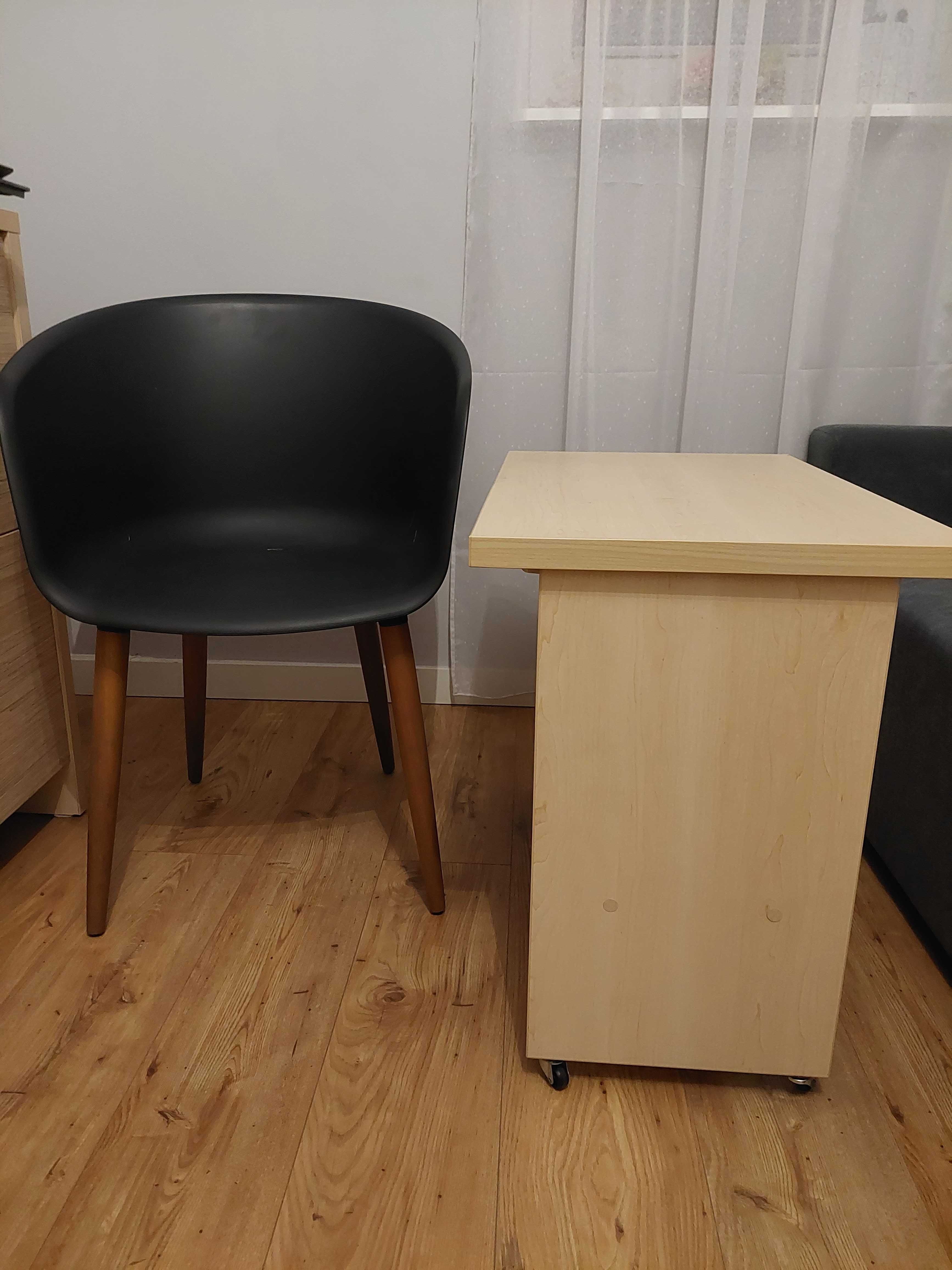 Sprzedam stolik na kółkach i krzesło.