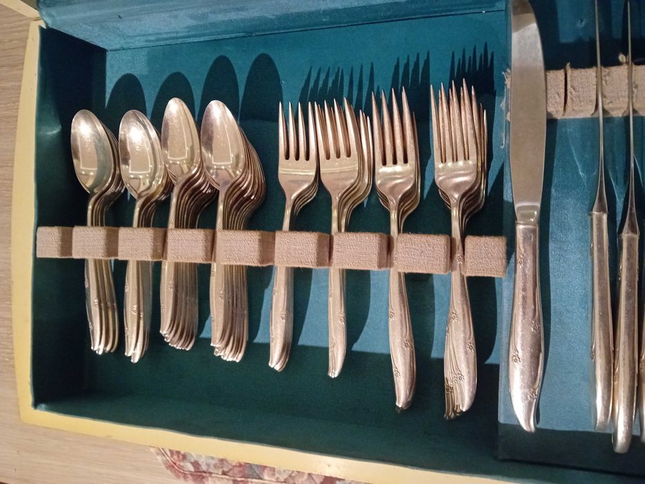 Sztućce Firmy 1847 Rogers Bros 77 sztuk