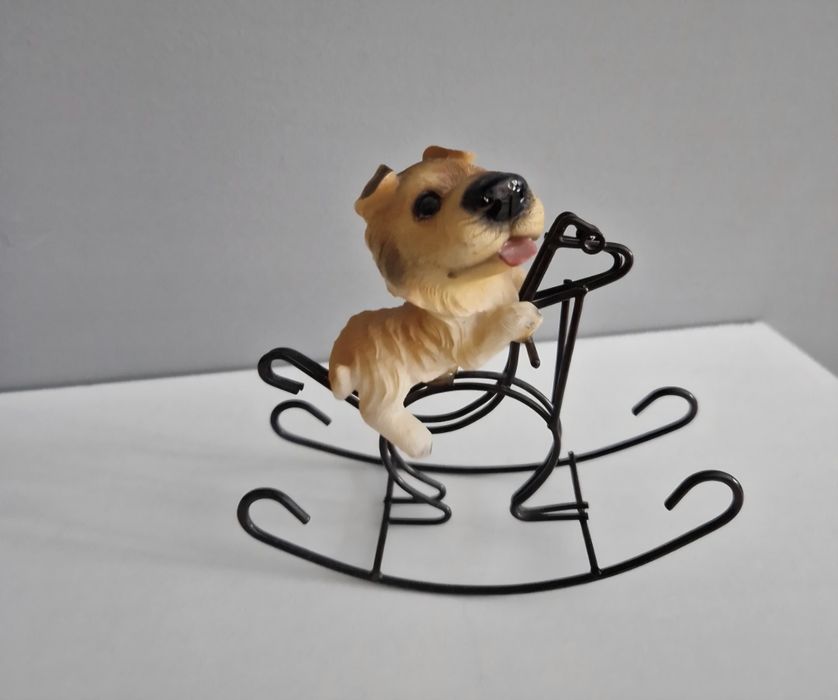 Figurka ozdobna pies na bujanym koniku