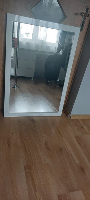 Lustro w białej ramie