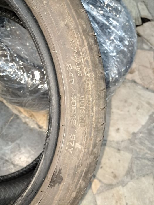 Pneus 245 x 40 x 18 Goodyear