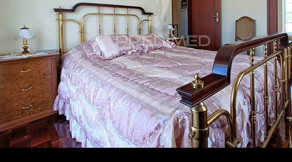 Cama com colchão e mesas de cabeceira
