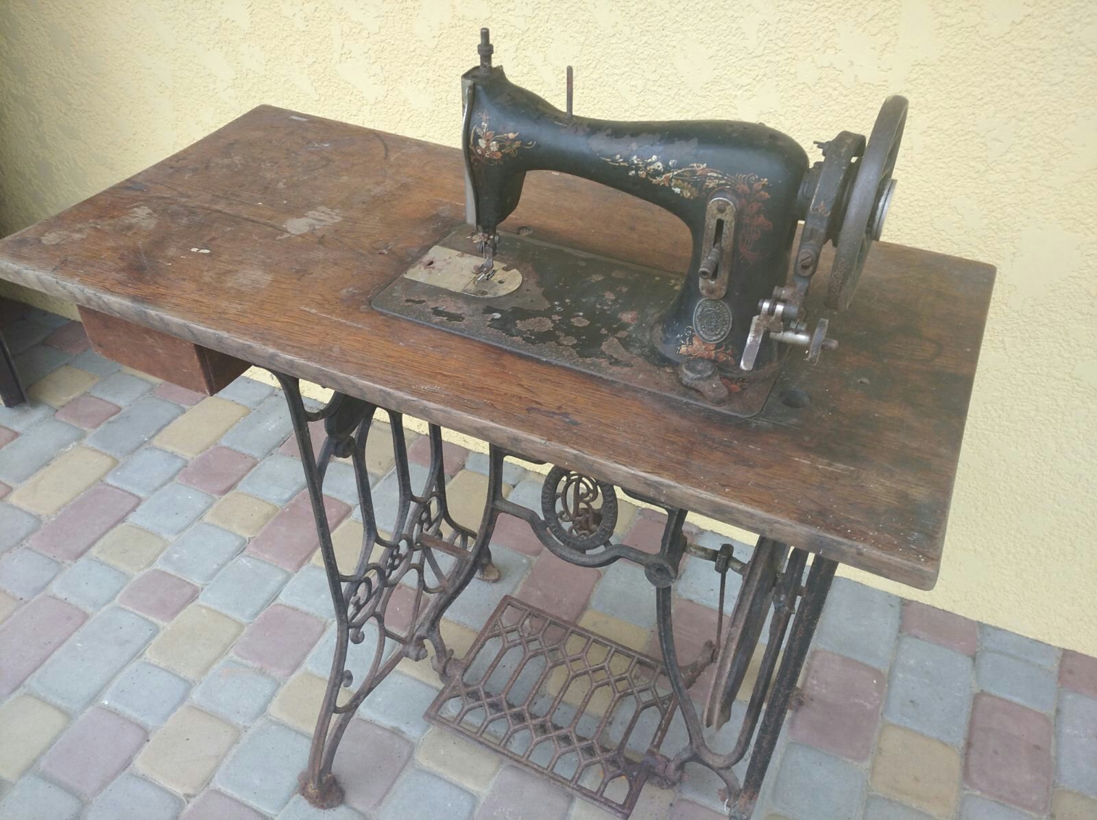Швейна машинка старовинна