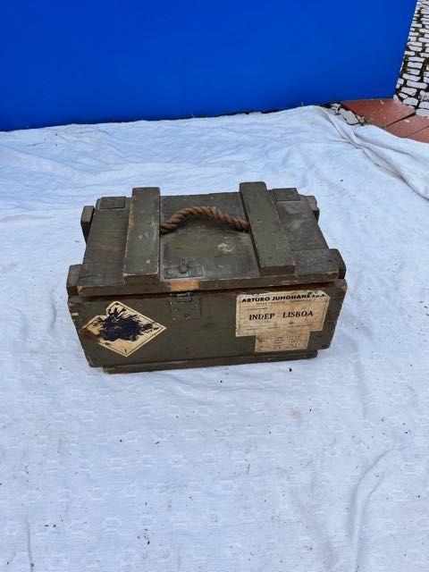 Caixa antiga de munições