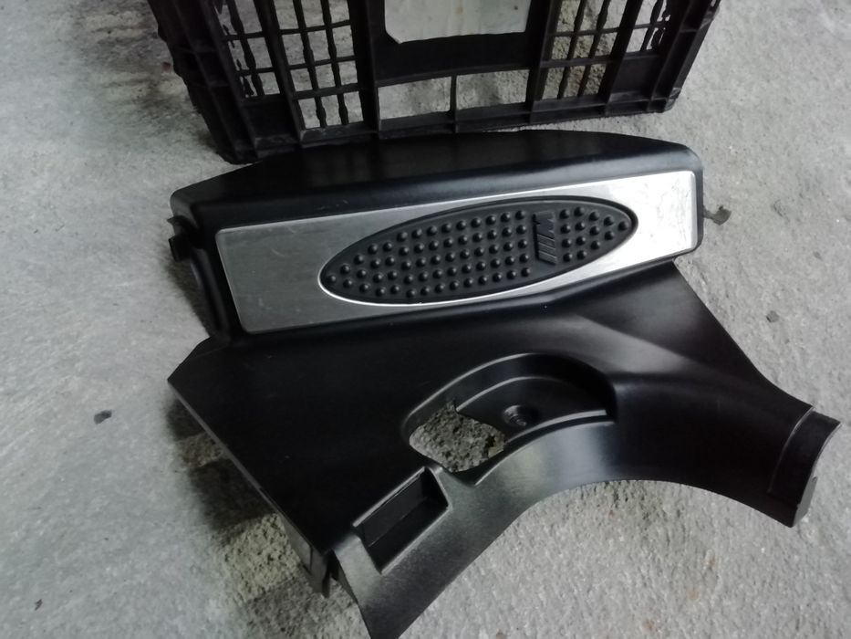 Apoio de pé e frisos interiores em carbono tudo pack m original