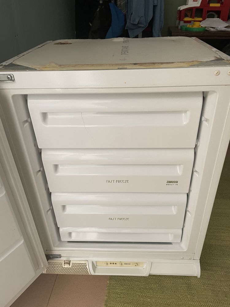 Arca congeladora vertical de encastre Zanussi ZU9120F