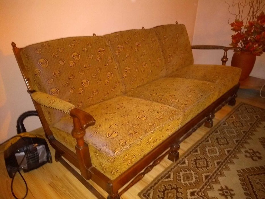 Komplet mebli z litego drewna. Profesjonalnie odnowione.