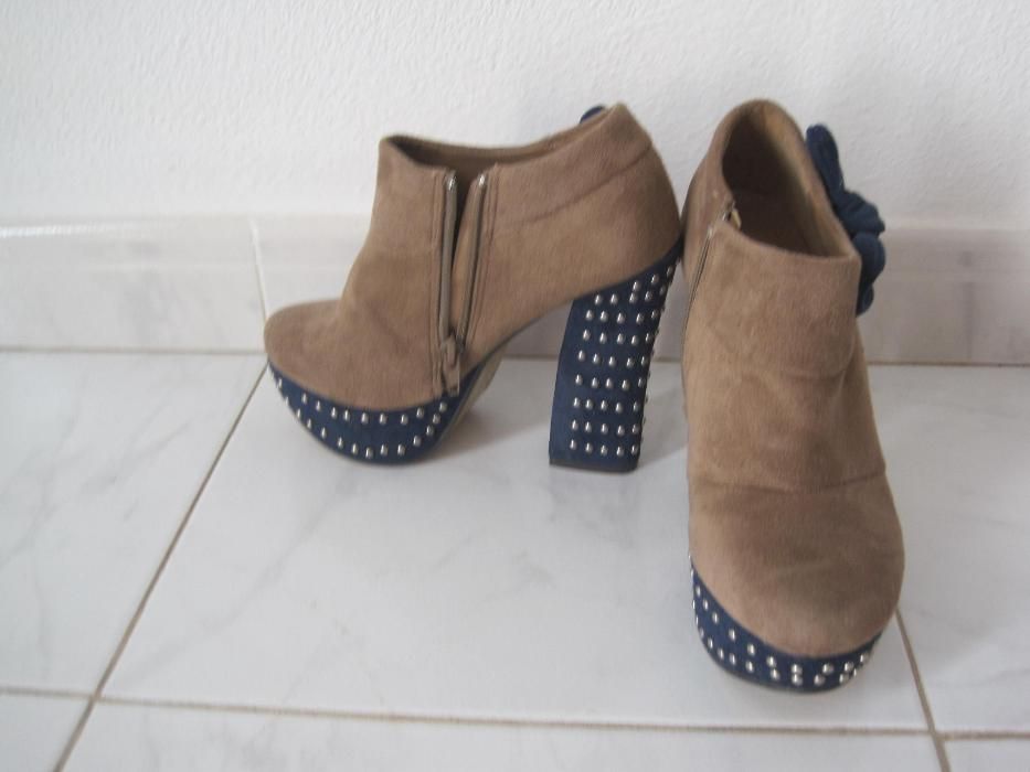 Botins com tachas e lacinho