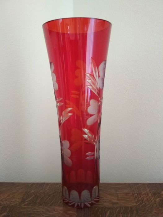 Piękny rubinowy, szlifowany szklany wazon