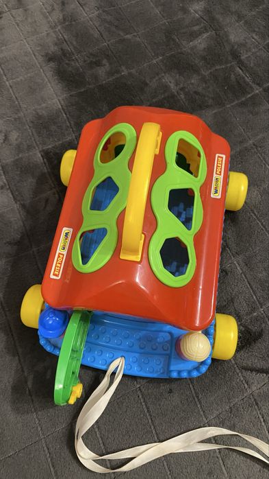 Іграшка сортер будинок на колесах