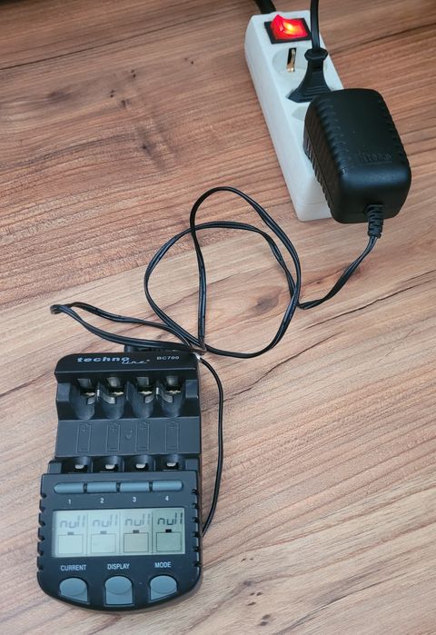 Зарядний пристрій Techno line BC 700