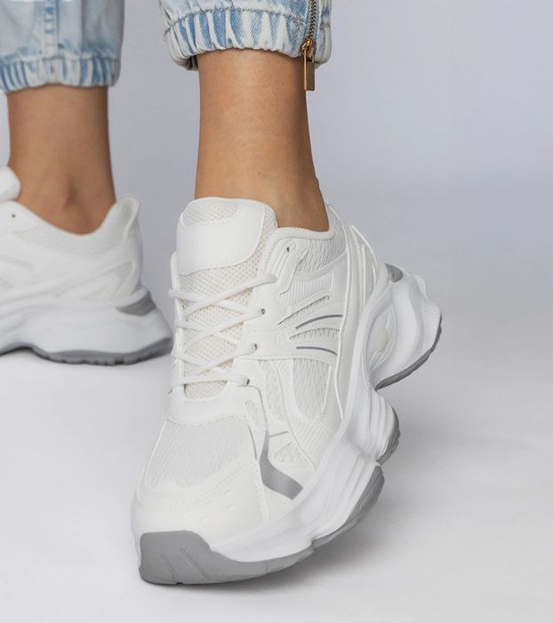 Białe sneakersy sportowe na masywnej podeszwie Klarris
