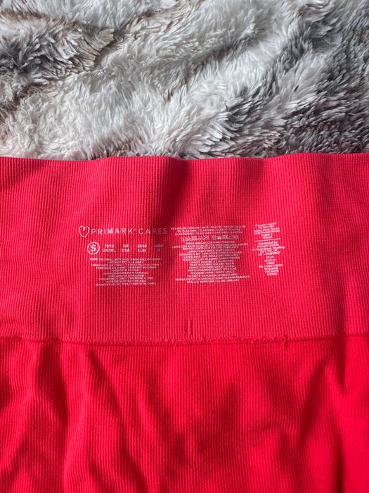 Яскраві морквяні шорти в рубчик