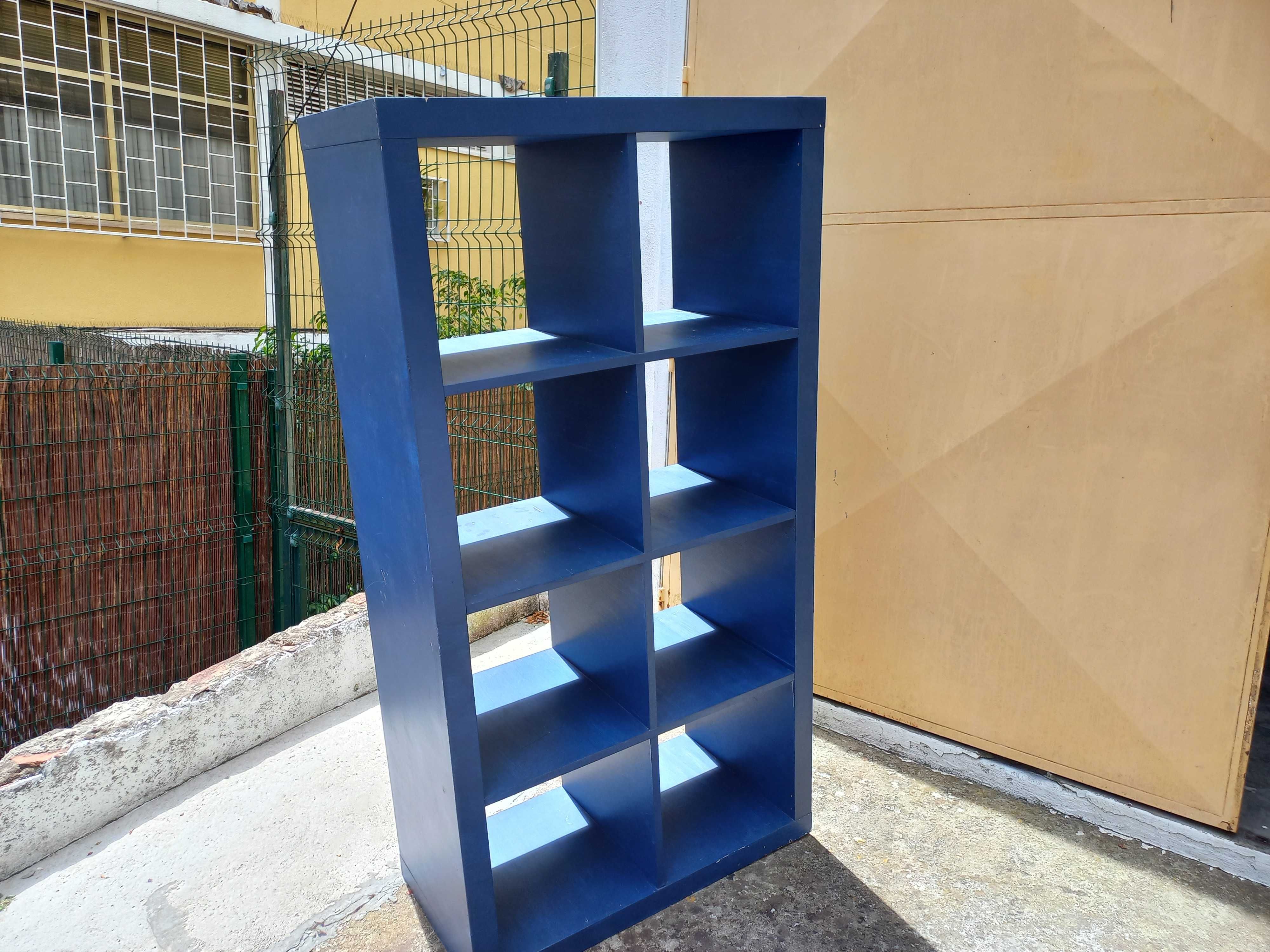 Estante em Madeira com 8 Divisões