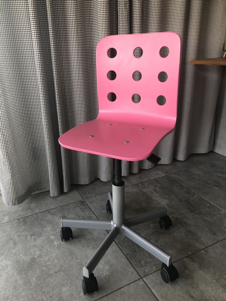 Różowe krzesło IKEA