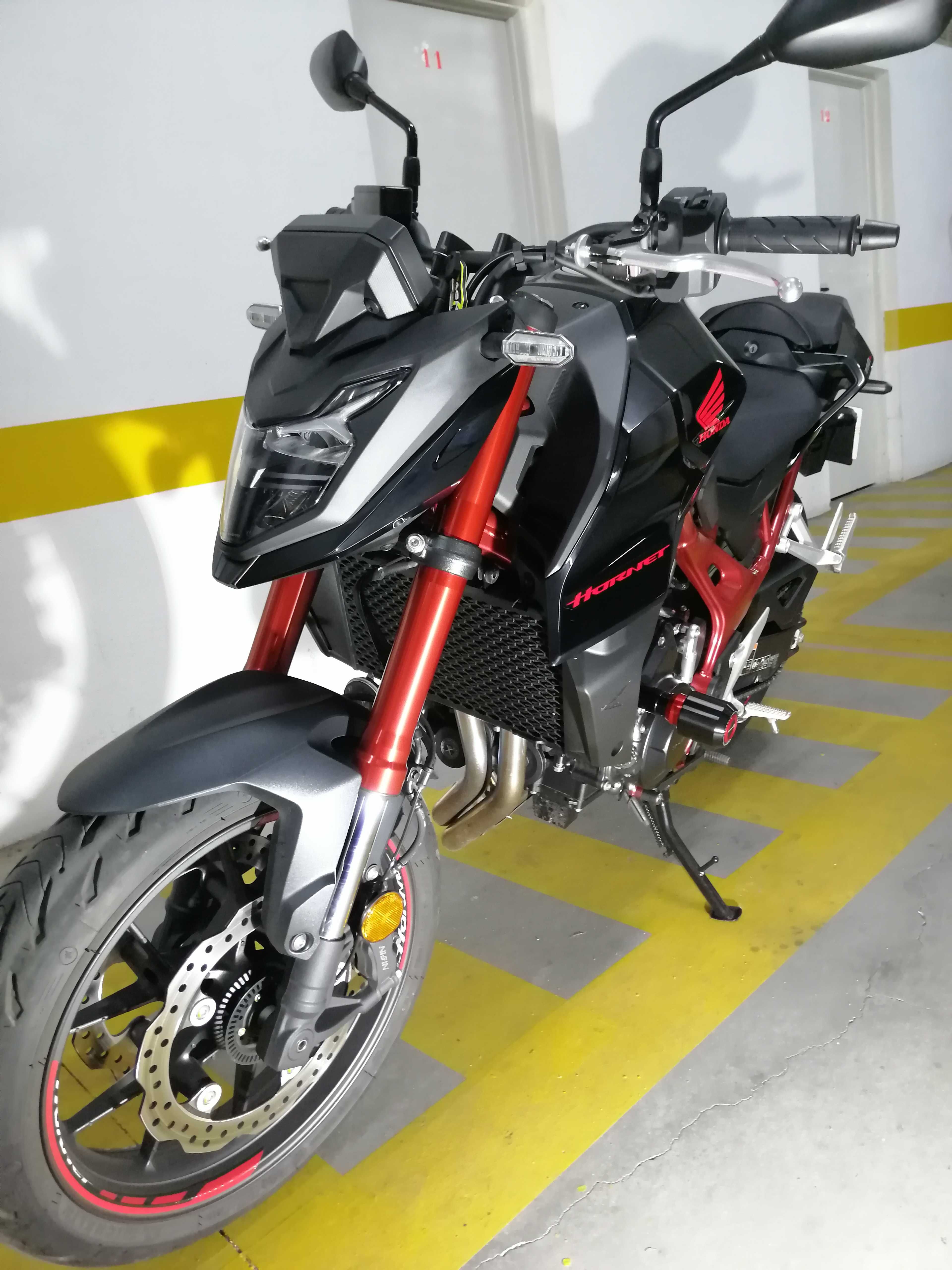 Honda Hornet 750 com localizador Mapit