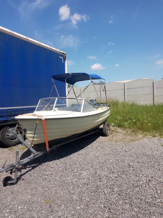 Łódka motorowa z przyczepką