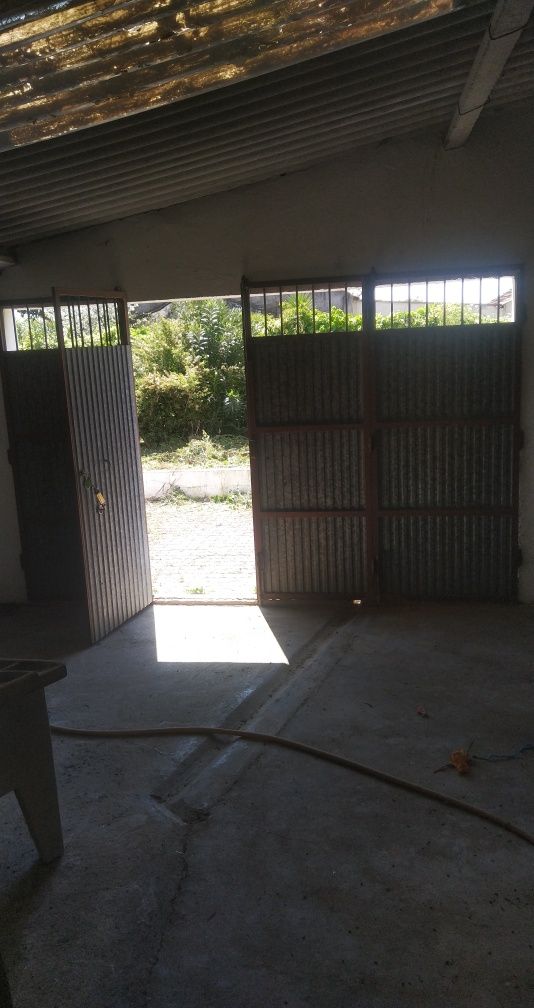 Portão de garagem ou arrumos