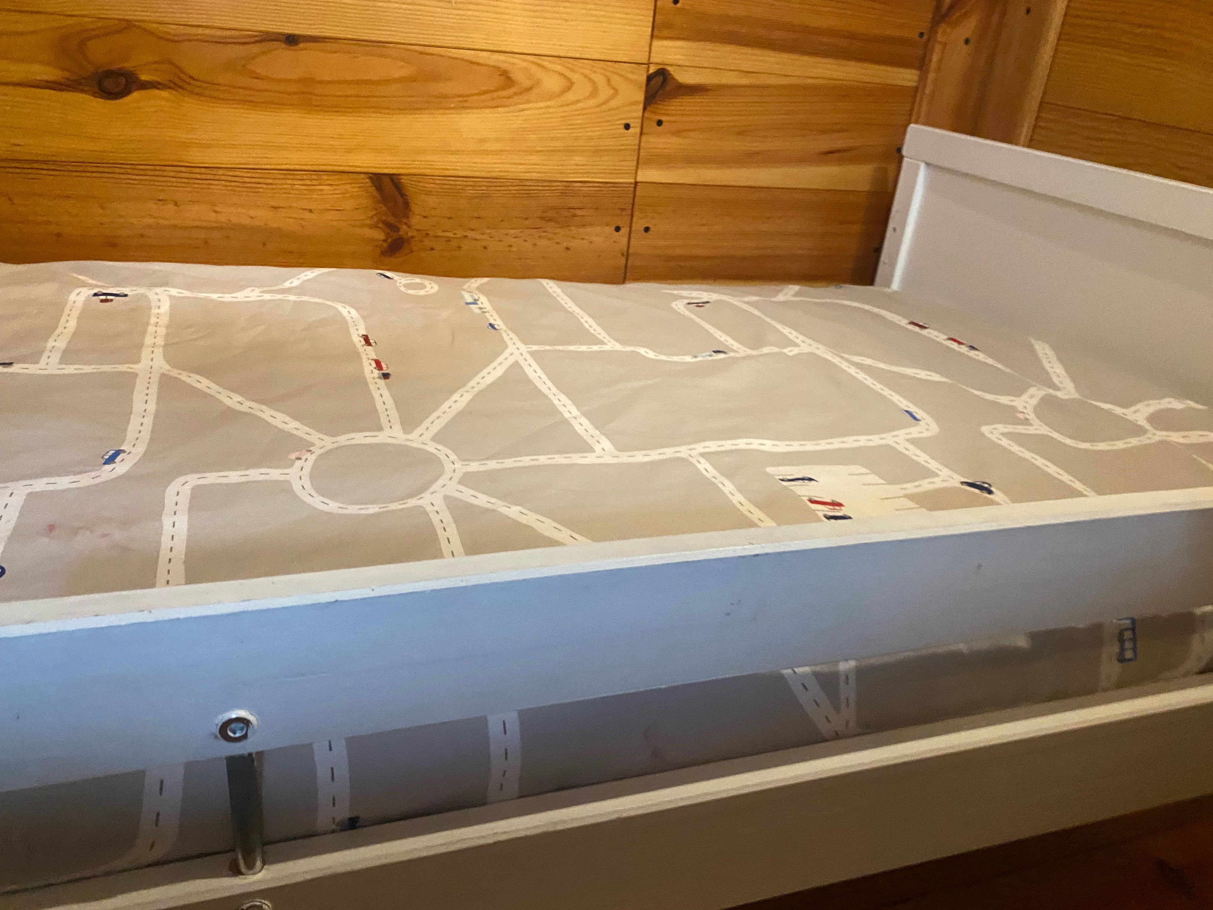 Cama criança+estrado+colchao+resguardo+lençol+hedredon com capa.