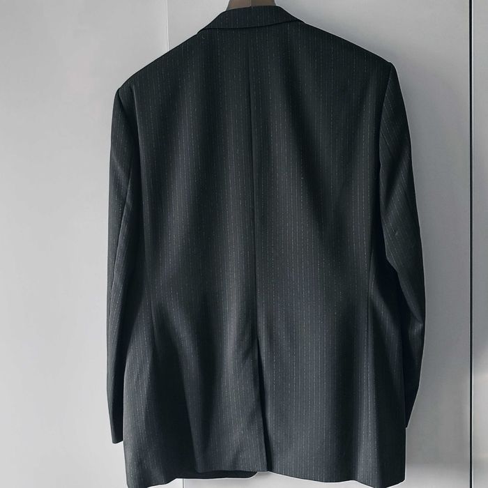 Garnitur męski w cienkie prążki czarny "Bytom" - XL + krawat