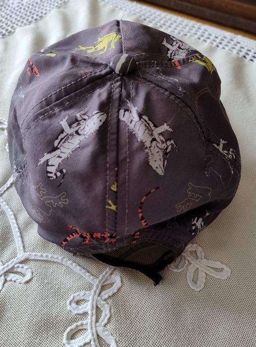 Czapka z daszkiem chłopięca.