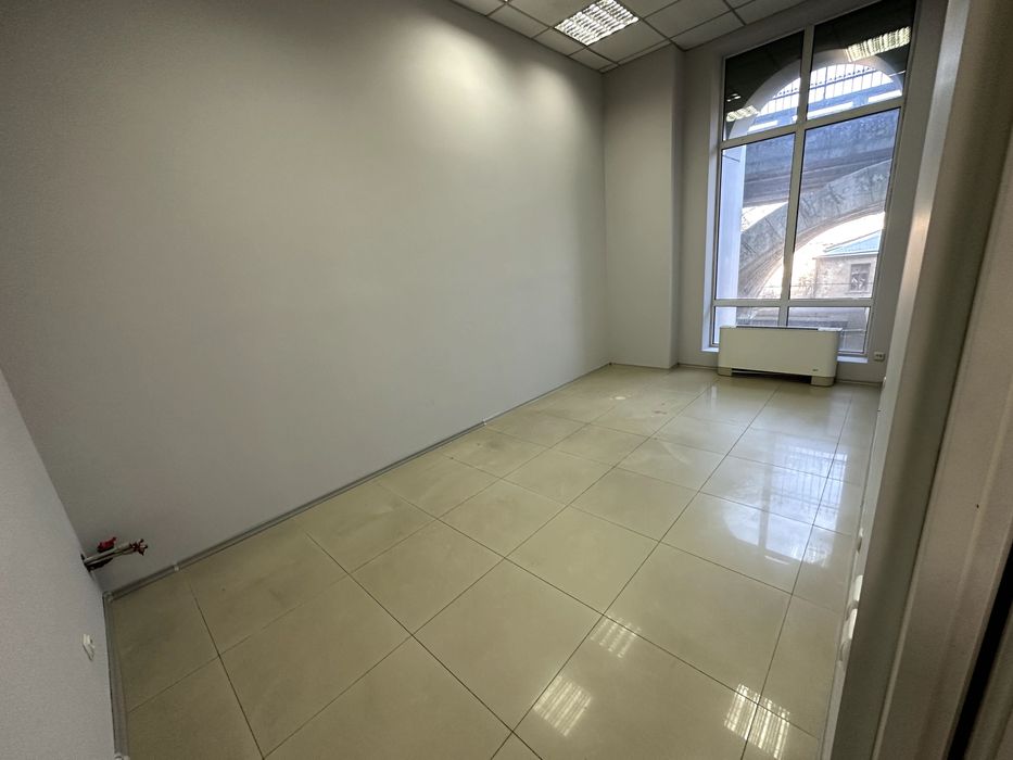 Фасадне приміщення під салон краси або клініку, 117м2, без комісії