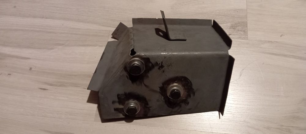 Fiat 126p mocowanie wachacza strona lewa