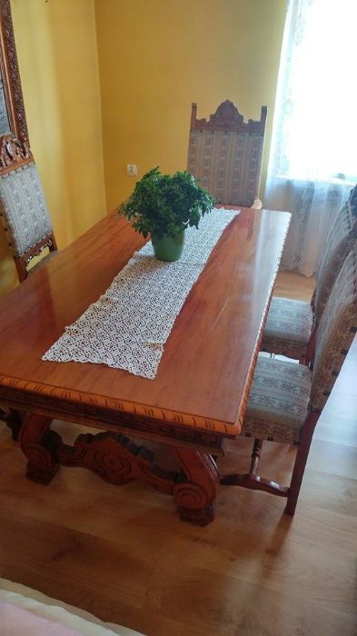 Komplet mebli. Stół i krzesła