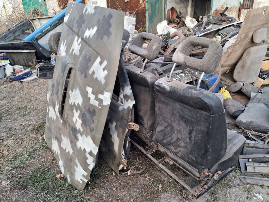 Распродаж: двері буса, шини R16C, диски, лебідка