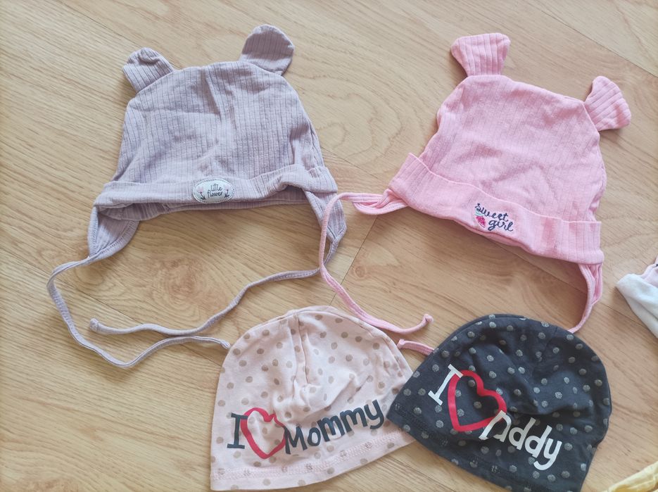 Czapeczki dla dziewczynki niemowlaka