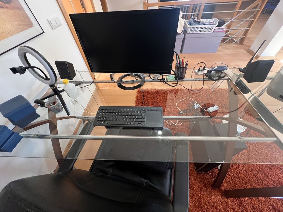 Mesa de escritorio em L em vidro e estrutura de madeira