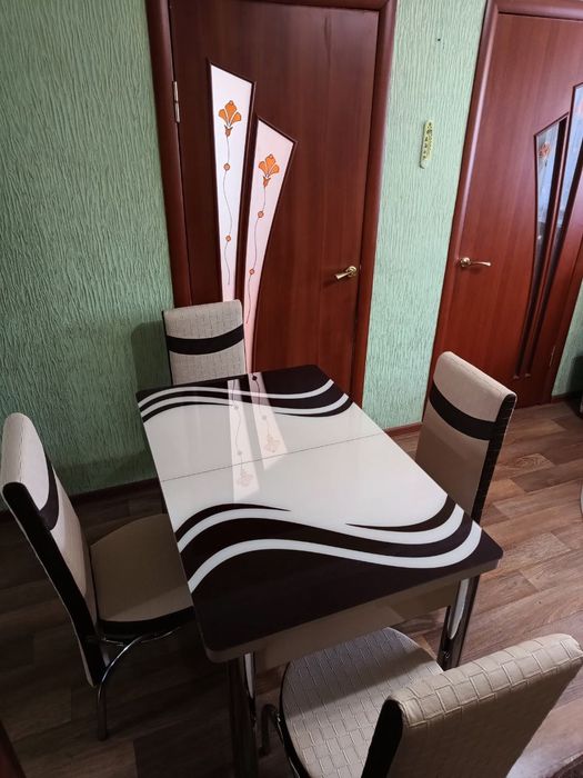 Стіл обідній кухонний + 4/6 стільців. Є гурт