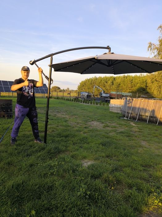 Parasol ogrodowy z oświetleniem solarnym